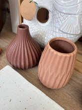 Load image into Gallery viewer, Small coloured bud vase
