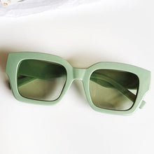 Load image into Gallery viewer, Eva Sunglasses Green
